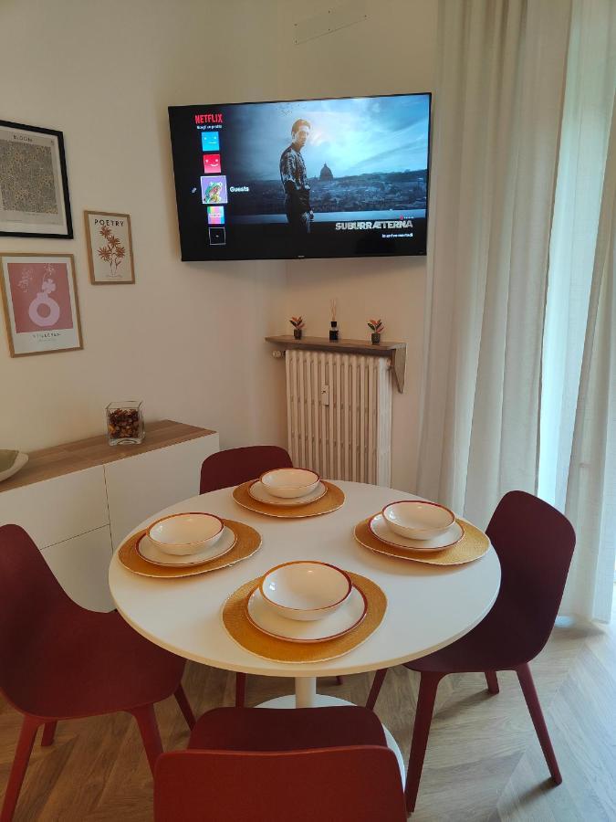 Elegante Bilocale A Milano Con Balcone Apartment Luaran gambar